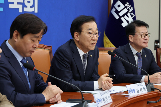 김윤덕 더불어민주당 사무총장이 20일 오전 서울 여의도 국회에서 민생문제 해결 대책 등 현안과 관련한 기자간담회를 하고 있다. 연합뉴스